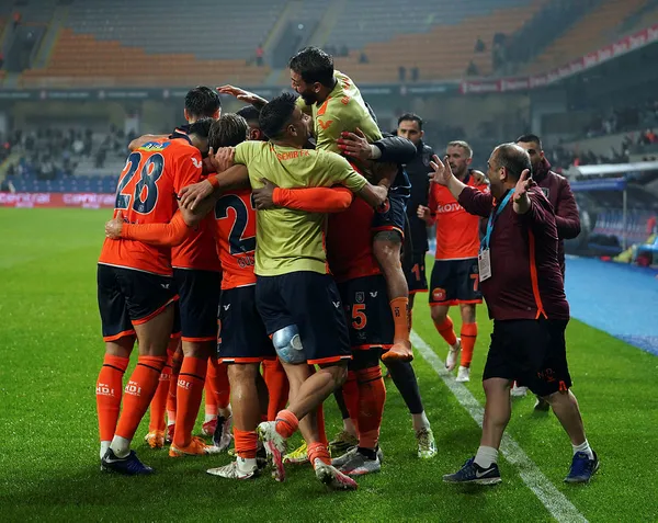 kara-kartala-basaksehir-freni-basaksehir-3-2-besiktas-mac-sonucu-ozet-1634327382924.jpg Kara Kartal'a Başakşehir freni! Başakşehir 3-2 Beşiktaş (MAÇ SONUCU - ÖZET) - 1