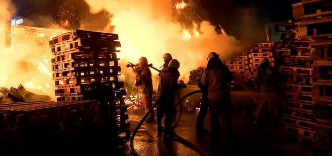 Ümraniye'deki palet fabrikasında yangın