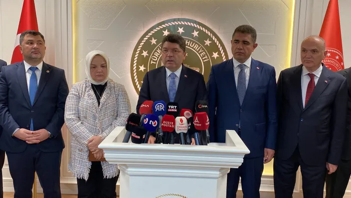 adalet-bakani-yilmaz-tunctan-6-8-ekim-davasi-ile-ilgili-flas-aciklama-1715945293965.jpg Adalet Bakanı Yılmaz Tunç'tan 6-8 Ekim Davası ile ilgili flaş açıklama - 6