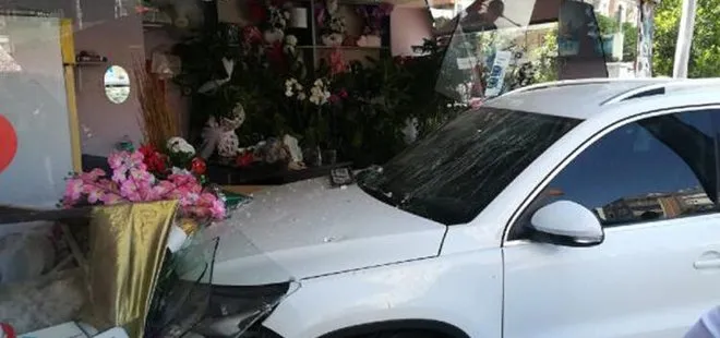 Mersin’de otomobil, çiçekçi dükkanına girdi: 4 yaralı