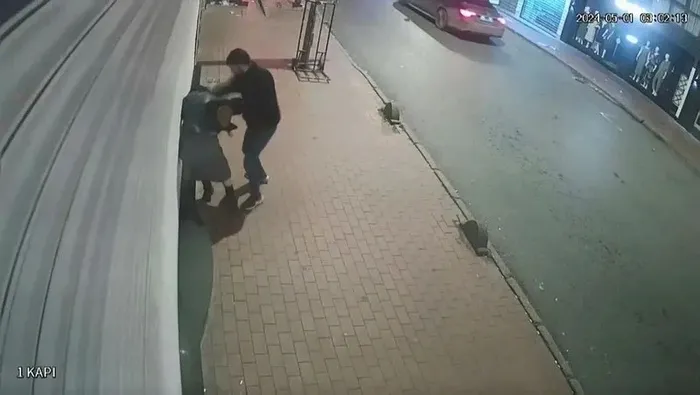 yumruk-ve-kafa-attigi-kadini-gasp-eden-sahis-kamerada-1714834124204.jpeg Yumruk ve kafa attığı kadını gasp eden şahıs kamerada! Saldırgan tutuklandı - 1