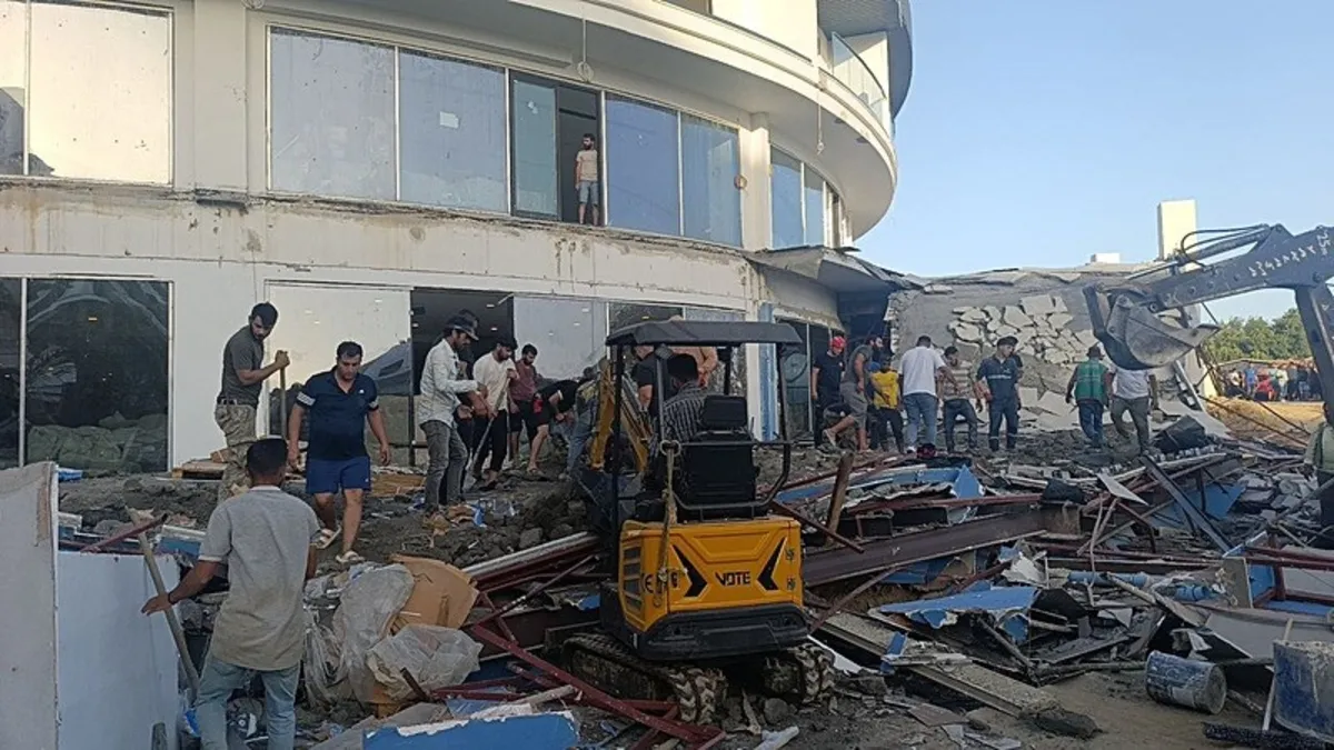 Antalya'da otel inşaatında balkon çöktü! Büyük panik