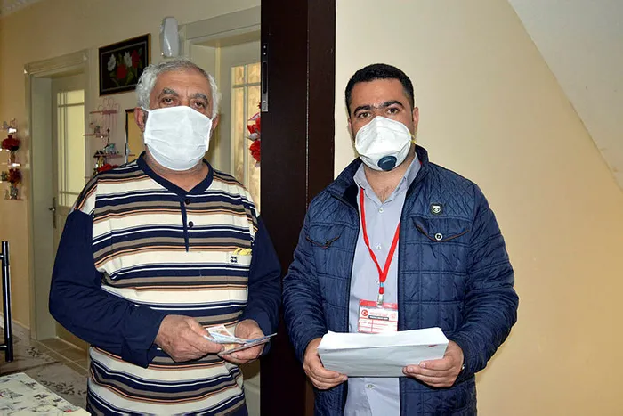 Emekli maaşını evinde alan Keleş, kampanyaya 100 TL bağışta bulundu - 3