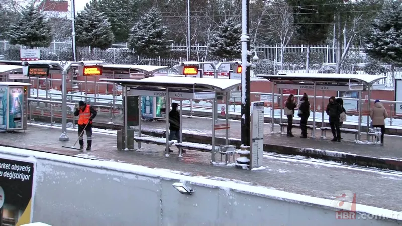 İstanbul beyaz örtüyle kaplandı! Ulaşımda aksama | Vali Yerlikaya uyardı: Zorunlu olmadıkça trafiğe çıkmayın 20