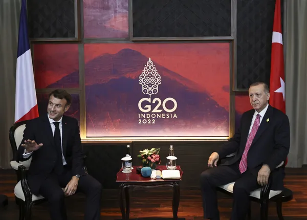 Fransa Cumhurbaşkanı Emmanuel Macron’dan Başkan Erdoğan’a övgü: Çok etkin rol oynuyor