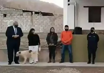 Şaşırtan anlar! Konuşma yapan belediye başkanının üzerine köpek işedi
