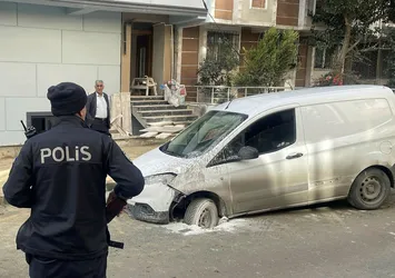 Avcılar'da yol çöktü! Araç içine düştü