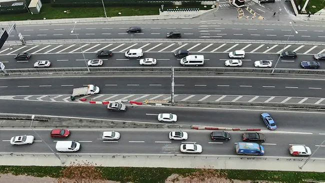 İstanbul’da trafikten kaçmak isteyen sürücüler kazaya davetiye çıkarıyorlar - 3