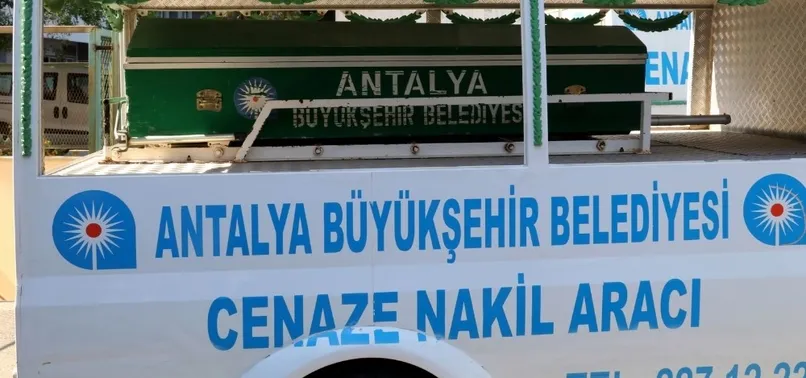 Antalya'da budadığı ağaçtan düşen kişi öldü