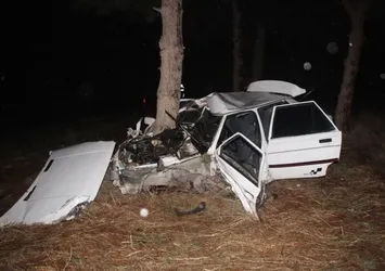 Şanlıurfa'da korkutan kaza! Ağaca çarpan araç hurdaya döndü