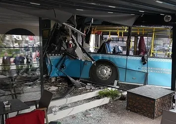 Önce park halindeki araçlara çarptı ardından kafeye daldı! Yer: Antalya
