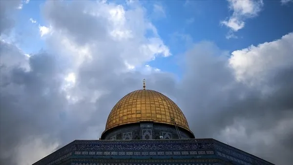 katil-israilin-tarihle-ortusmeyen-yalanlari-patliyor-isgal-mahkemesi-filistinlere-ait-14-donumluk-araziye-el-k-1710799707378.jpg