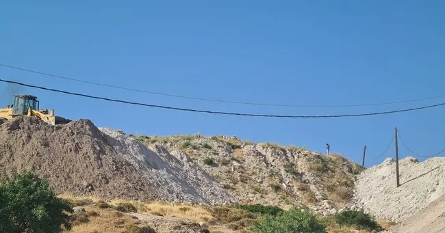 CHP'li Karaburun Belediyesi’nden ikinci doğa katliamı! Belediye kamyonları tonlarca toprağı doğaya bırakıyor - 1
