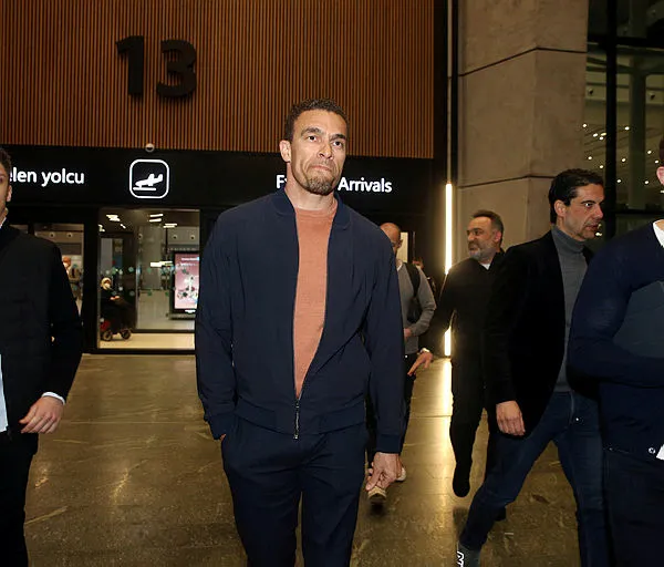son-dakika-besiktasin-yeni-teknik-direktoru-valerien-ismael-istanbula-geldi-1648160304503.jpg Son dakika: Beşiktaş'ın yeni teknik direktörü Valerien Ismael İstanbul'a geldi - 1
