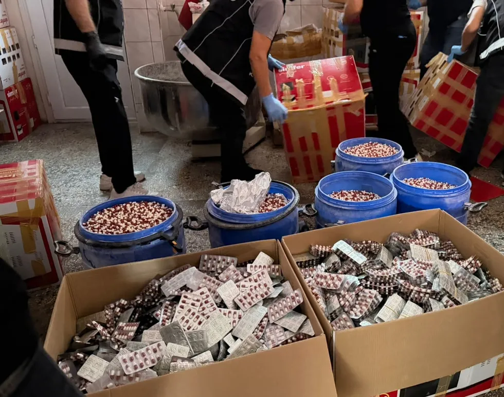 Fırından ekmek değil zehir fışkırdı: 1 milyon 758 bin sentetik ecza hap ele geçirildi - 2