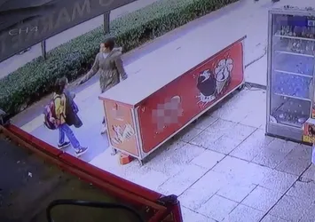 Bu görüntüler Türkiye'den! Genç kız küçük çocuğun yüzüne böyle hapşırdı