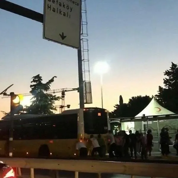 İstanbul’da vatandaşın metrobüs çilesi! Metrelerce kuyruk oluştu...