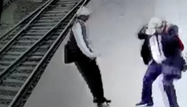 1670535737863.jpg Tren raylarında korku dolu anlar! Yüksek gerilim hattı üzerine geldi akıma kapıldı! Sırt üstü raylara düştü... - 2
