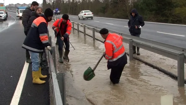 buyukcekmecede-iski-borusu-patladi-dereye-donen-yol-arac-trafige-kapandi-1647954401956.jpg İstanbul'da bir su borusu daha patladı! Bakım diye gittiler sokakları rezil ettiler - 4
