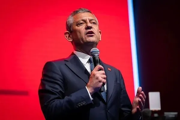 ozgur-ozelin-karnesi-kiriklarla-dolu-saibeli-kurultaydan-bugune-ozel-gercekleri-1757743888154.jpeg CHP lideri Özgür Özel