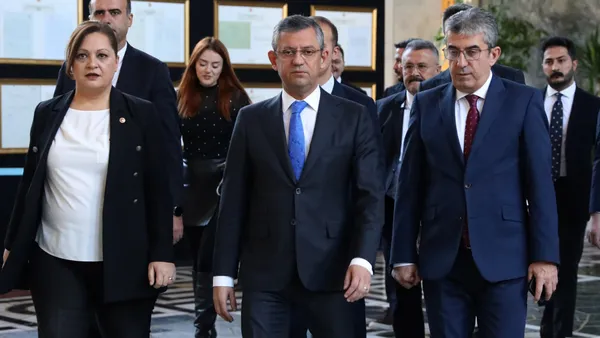 Aktörler farklı hikaye aynı! İYİ Parti ile CHP yeniden pazarlık masasına oturuyor! Bu ne yaman çelişki Akşener?