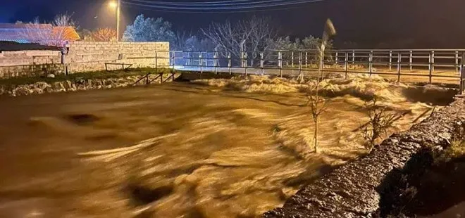 Sağanak yağış İzmir’i vurdu! Cadde ve sokaklar göle döndü