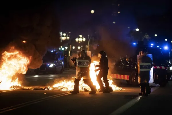 İspanya’da sokaklar alev alev! Rap sanatçısı Hasel’in tutuklanması ülkeyi karıştırdı