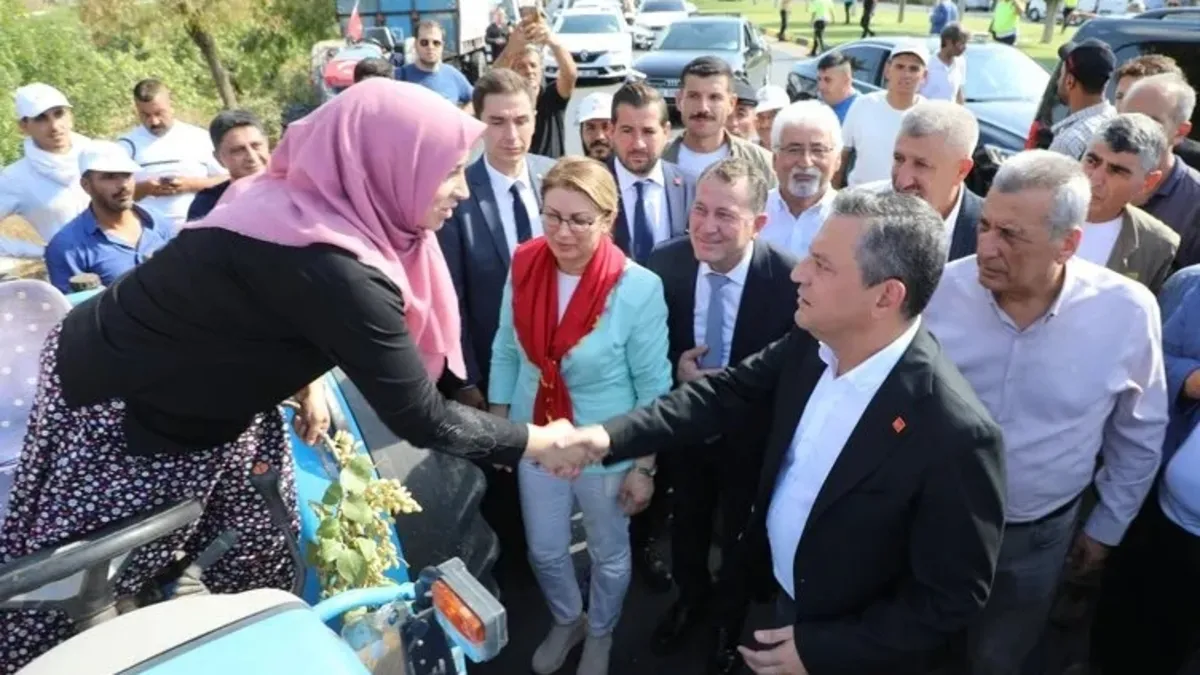 CHP'li Özgür Özel'den "Fıstık" gibi tiyatro! Sözde protestocu gerçekte CHP'li başkanın eşi
