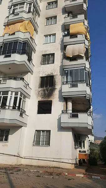 adanada-bir-haftada-8-yangin-cikan-binada-apartman-sakinleri-sopayla-nobete-basladi-1692995538788.jpg Adana'da bir haftada 8 yangın çıkan binada apartman sakinleri sopayla nöbete başladı - 2