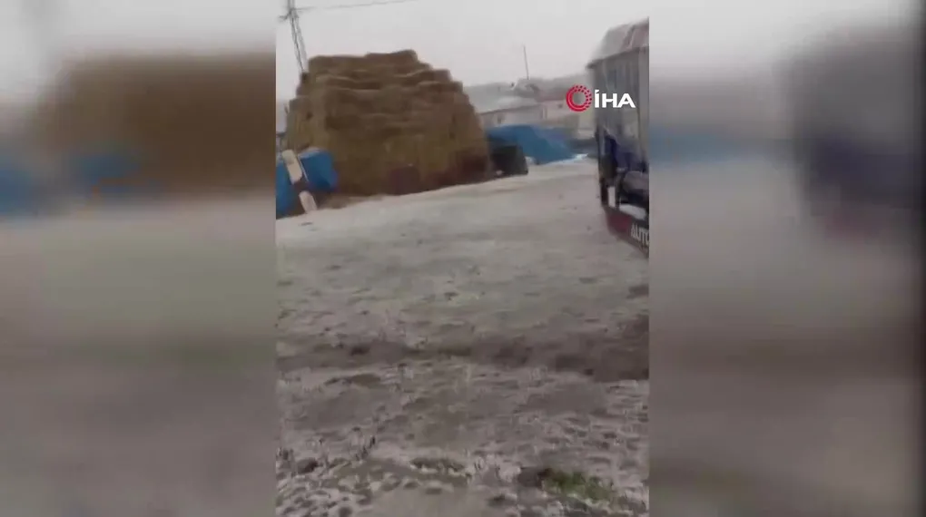 Posof'ta aşırı yağış sonrası sel: Yol çöktü