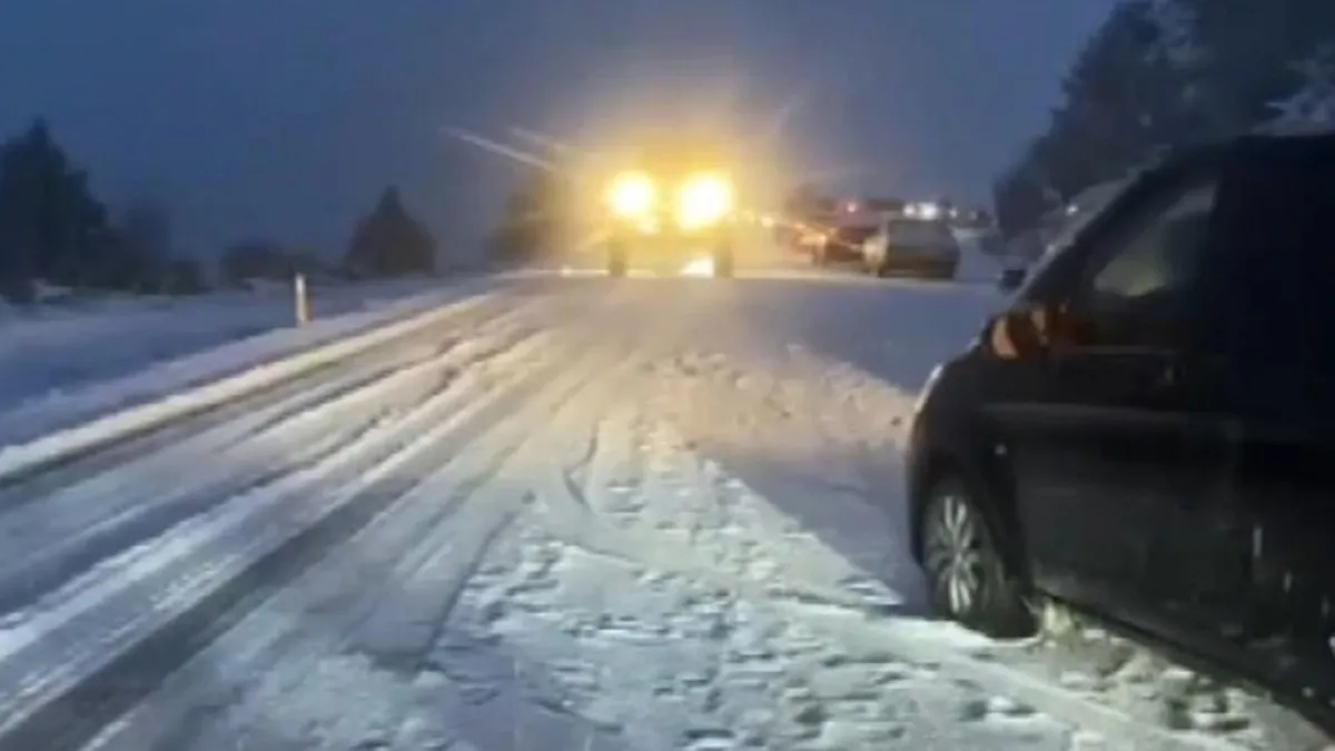 Kar Akdeniz'i vurdu! Sürücüler yolda mahsur kaldı