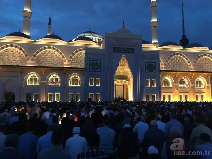 Büyük Çamlıca Camii'nde tarihi kalabalık!