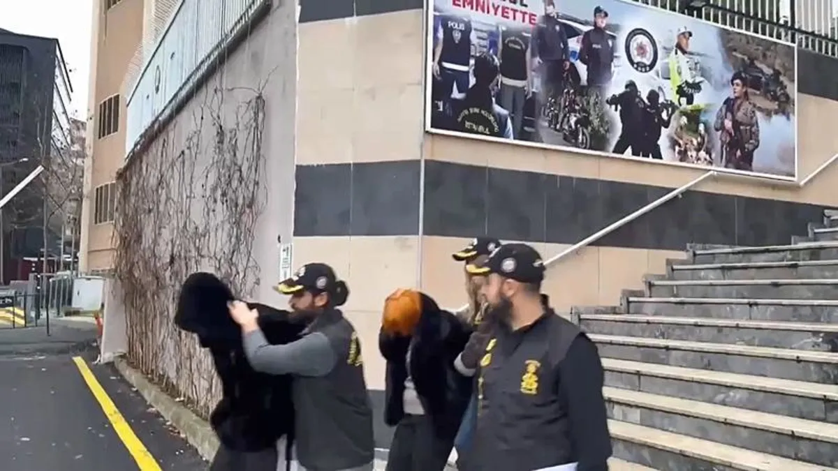Kadıköy'de "sapkın parti" iddiası! Kırbaç maske tasma zincir... Hepsi ele geçirildi