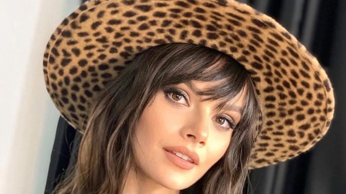 İkizi sanıyorlar! Uzak Şehir'in Alya Albora'sı Sinem Ünsal bakın kimin kardeşiymiş