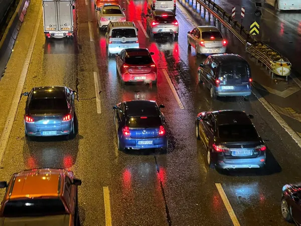 İstanbul'da haftanın son iş gününde trafik yoğunluğu - 2