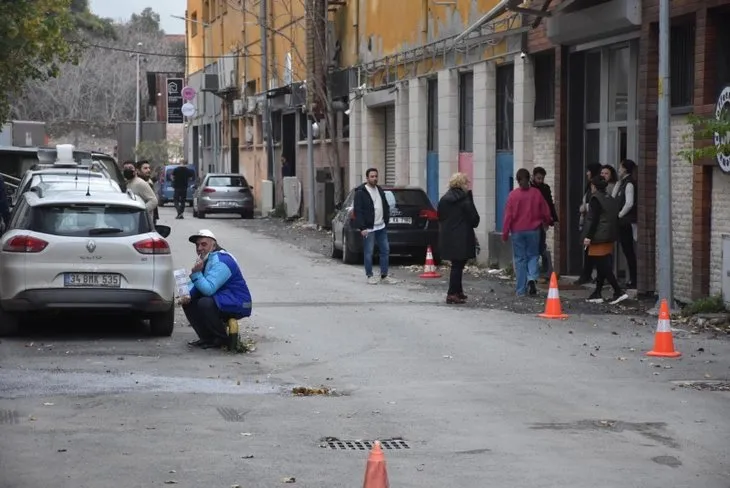 İzmir beşik gibi sallanıyor! Peş peşe depremler