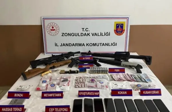 8-ilde-zehir-tacirlerine-narkoguc-38-operasyonu-1-ton-719-kilo-uyusturucu-ele-gecirildi-1701410325447.jpg 8 ilde zehir tacirlerine 'Narkogüç-38' operasyonu: 1 ton 719 kilo uyuşturucu ele geçirildi - 1
