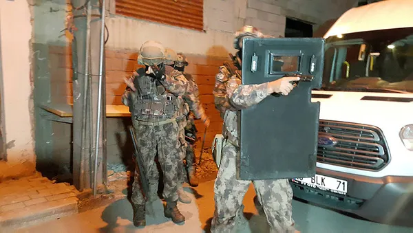 Bursa'da bin polisle şafak operasyonu - 1