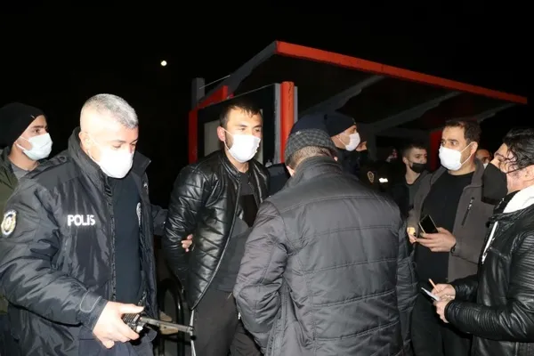 Uzun namlulu silahla mezarlıkta yakalandılar - 2