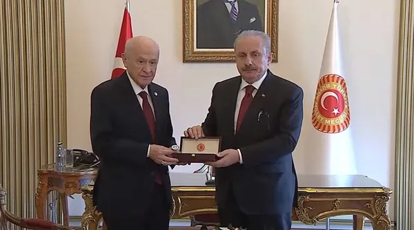 TBMM’de devir teslim töreni! Mustafa Şentop TBMM başkanlığını geçici olarak Bahçeli’ye devretti