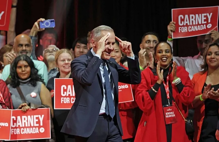 trumpin-tehditlerinin-golgesinde-secim-kanadanin-yeni-basbakani-kim-olacak-1745909630636.jpg Mark Carney seçmenlerle birlikte (AFP)