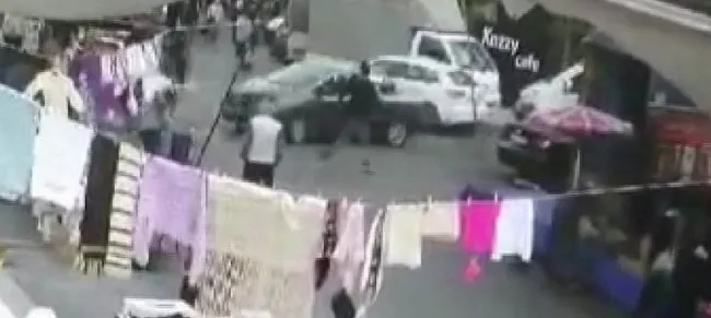Fren yerine gaza basınca insanların arasına daldı - 1