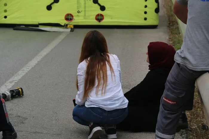 elinde-benzin-bidonuyla-ust-gecide-cikti-annesine-ve-polislere-zor-anlar-yasatti-merakli-vatandaslar-o-anlar-s-1714061721947.jpg Elinde benzin bidonuyla üst geçide çıktı! Annesine ve polislere zor anlar yaşattı | Meraklı vatandaşlar o anlar saniye saniye görüntüledi - 3