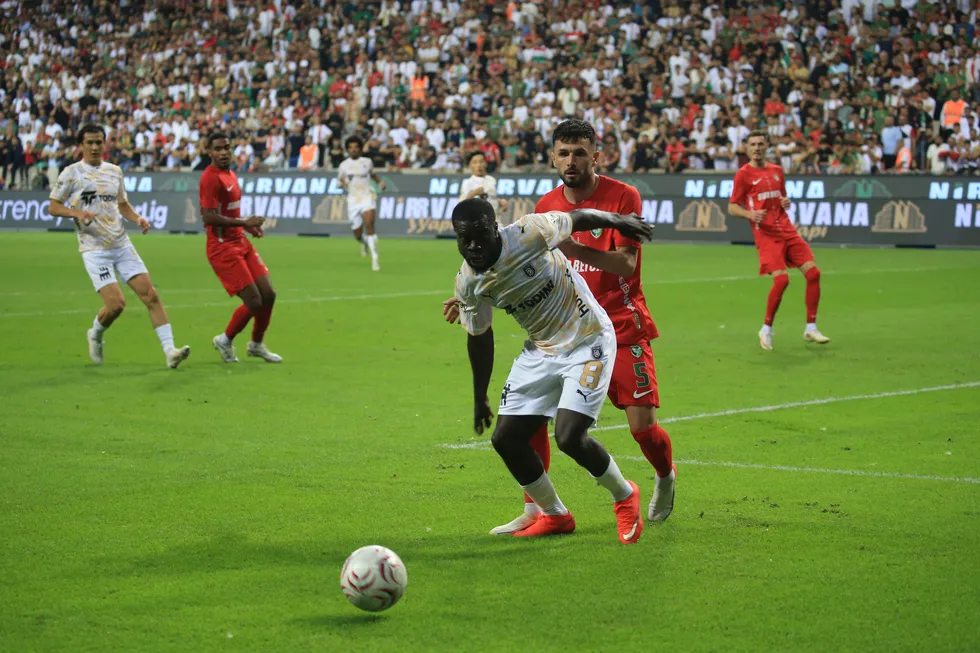 1789369621798.jpg Diyarbakır'da Beşiktaş maçı öncesi farklı gece: Amed Sportif 5-0'lık galibiyetle 10 puana yükseldi - 2