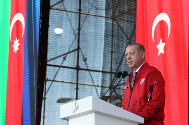 Bakü semalarında hilal ve yıldız! Teknofest'te nefesleri kesen gösteri