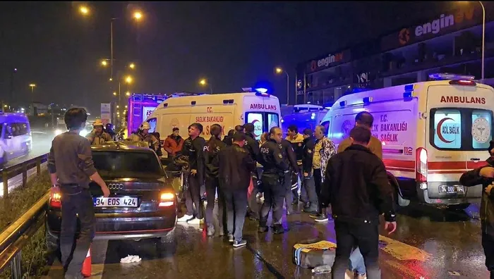 1714798564382.jpeg Pendik'te zincirleme kaza! Devrilen kamyonet faciaya neden oldu: 2'si ağır 4 yaralı - 1