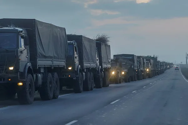 rus-askerleri-donbasa-ilerliyor-200-araclik-konvoy-yola-cikti-1645650511037.jpg Rus askerleri Donbas'a ilerliyor! 200 araçlık konvoy yola çıktı - 5
