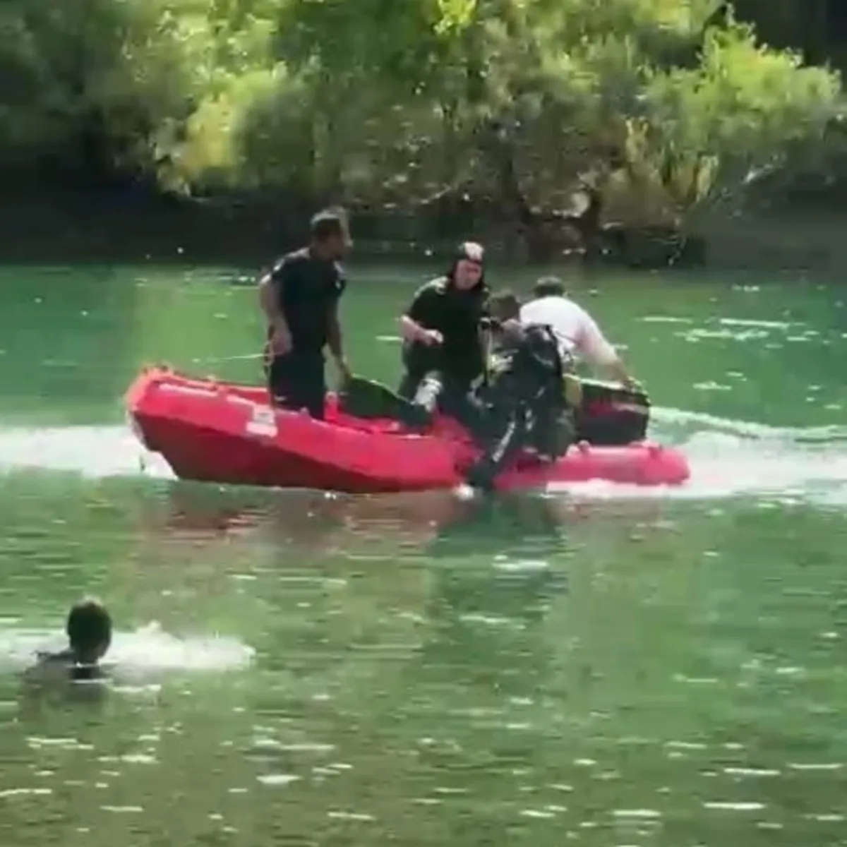 4 kadının bindiği bot devrildi! Dicle Nehri'nde can pazarı