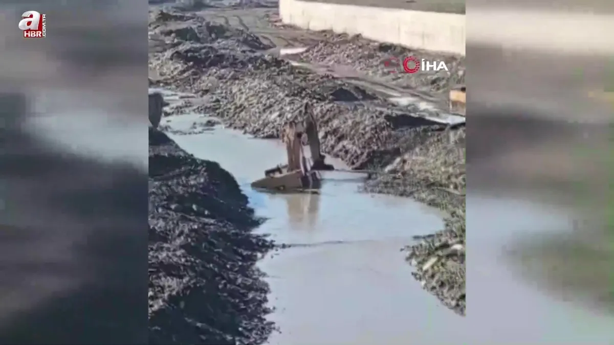 Ayancık Çayı’nda iş makinesi suya gömüldü