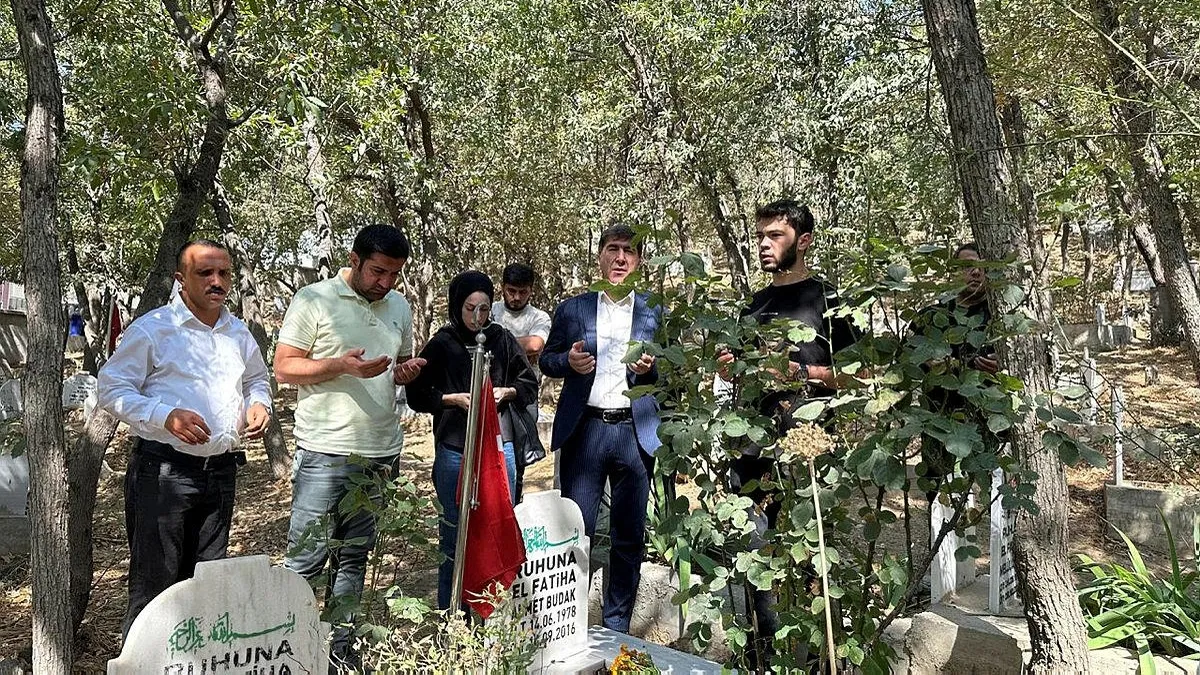 Hakkari'de PKK'lı teröristlerce katledilen Ahmet Budak kabri başında anıldı